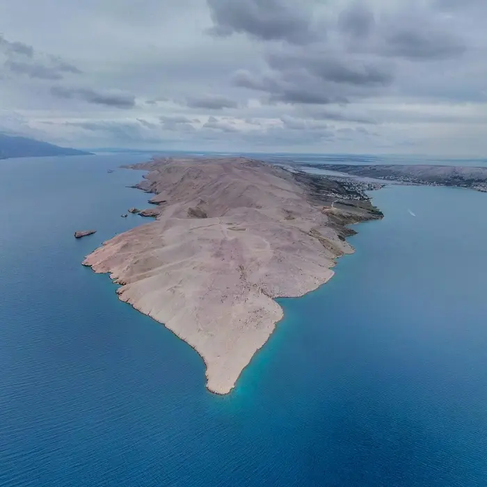 Ljetni pogled na hrvatske otoke, borove i tirkizno more