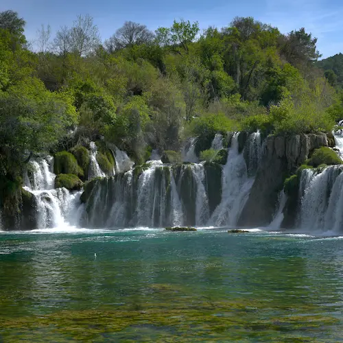 Pogled na dubrovačke zidine i plavetnilo južnog Jadrana