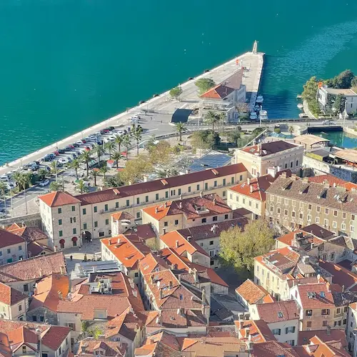 Bijele kamene uvale i otočni pejzaž s čamcima na Jadranu