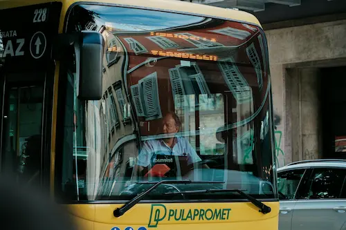 Kamene zidine Dubrovnika iznad plavog mora