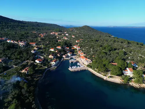 Obitelj na mirnoj hrvatskoj plaži uz plitko more
