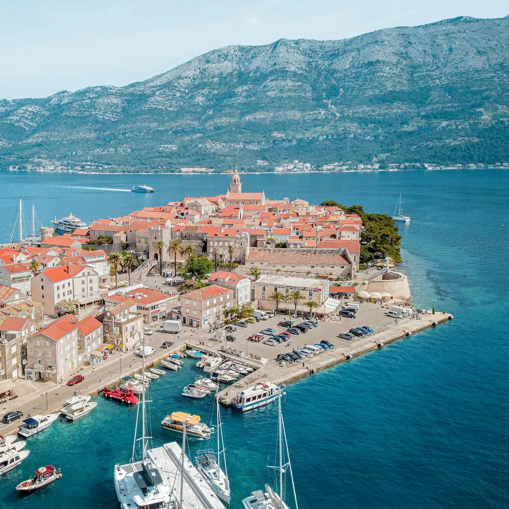 Pogled na hrvatsku obalu s plavim Jadranom, otocima i kamenim starim gradom