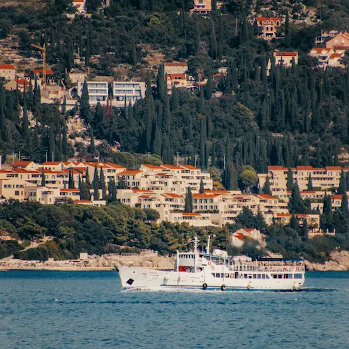 Obitelj na izletu uz hrvatsku obalu i borovu šumu